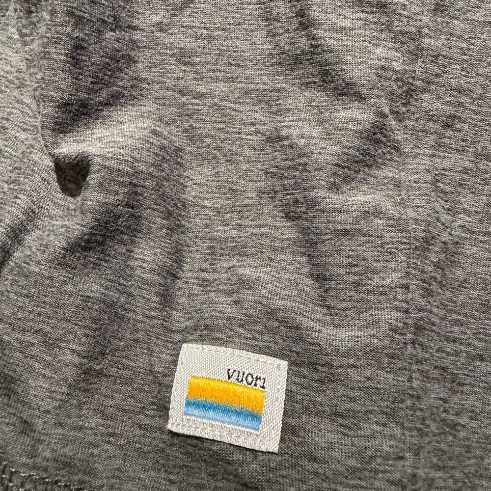 Vuori Men’s grey Long Sleeve Shirt size large